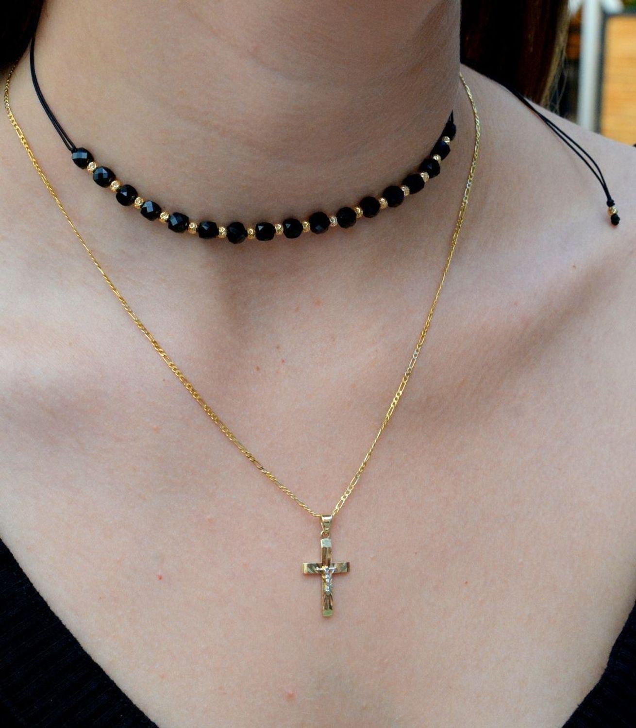 Złota zawieszka pr 333 krzyżyk z wizerunkiem Pana Jezusa ZA 5933 333. Piękny, złoty wisiorek w kształcie krzyża z wizerunkiem Pana Jezusa został wykonany ze złota próby 333. Krzyżyk ma kolor żółtego złota..jpg